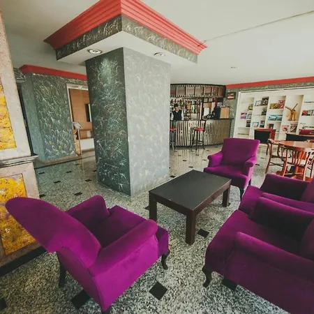 Royal Hotel *